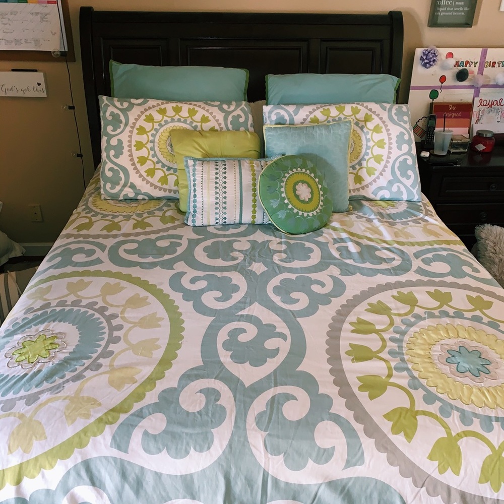 Queen/Full Bedding with 2 Matching Pillow Cases